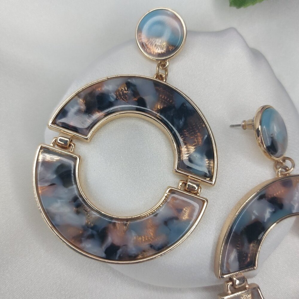 Large Gold Tone Hoop Swing Earrings Dangle Tortise Shell Blue Pink - Picture 6 of 7